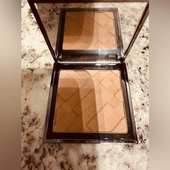 BURBERRY Natural Light Glow # 11 - Picture 3 of 3